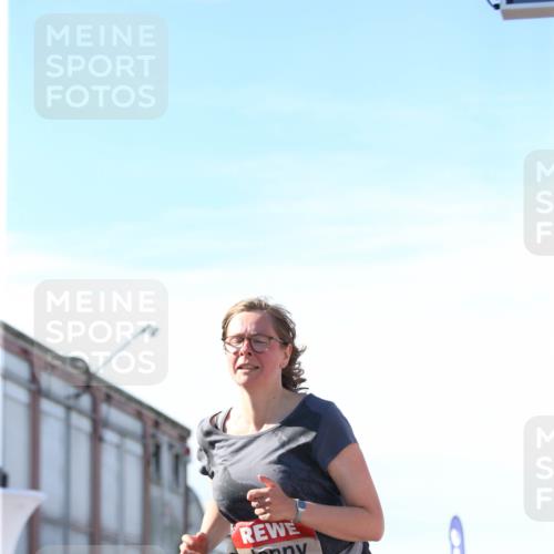 03.10.2025 - Köhlbrandbrückenlauf Jannik Wohlers http://msf.ph/oto/9131509 03.10.2025 13:50:30 Ziel 5225, 5294, 5547 meine-sportfotos.de