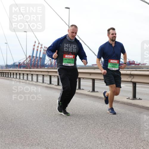 03.10.2025 - Köhlbrandbrückenlauf Lena Gebhardt http://msf.ph/oto/9131515 03.10.2025 16:08:09 Position 2 8682, 8672 meine-sportfotos.de
