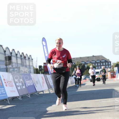 03.10.2025 - Köhlbrandbrückenlauf Jannik Wohlers http://msf.ph/oto/9131517 03.10.2025 13:50:36 Ziel 5294, 5323, 5608 meine-sportfotos.de