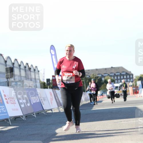 03.10.2025 - Köhlbrandbrückenlauf Jannik Wohlers http://msf.ph/oto/9131519 03.10.2025 13:50:36 Ziel 5294, 5323, 5608 meine-sportfotos.de