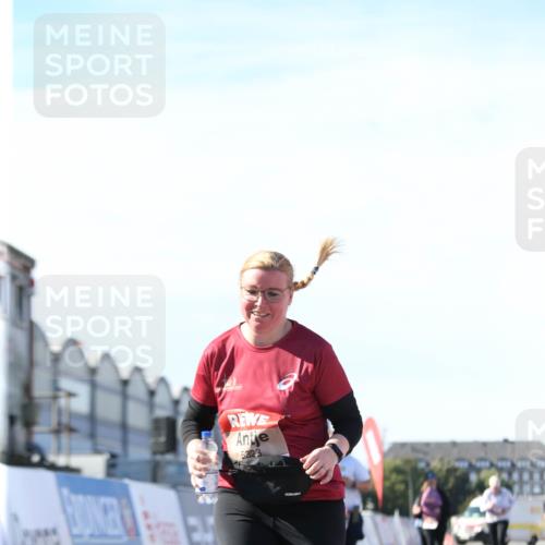 03.10.2025 - Köhlbrandbrückenlauf Jannik Wohlers http://msf.ph/oto/9131523 03.10.2025 13:50:38 Ziel 5294, 5323, 5608 meine-sportfotos.de