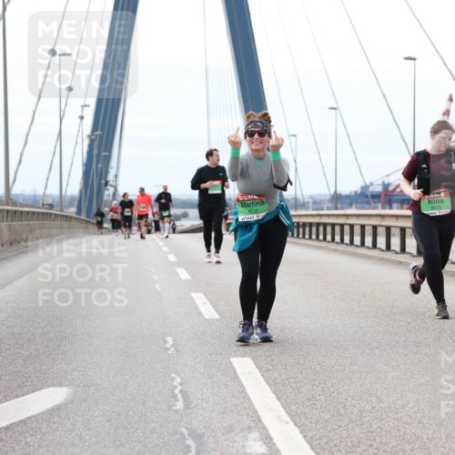 03.10.2025 - Köhlbrandbrückenlauf Lena Gebhardt http://msf.ph/oto/9131530 03.10.2025 16:08:17 Position 2 8232, 8273 meine-sportfotos.de