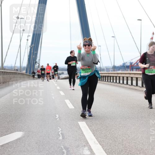 03.10.2025 - Köhlbrandbrückenlauf Lena Gebhardt http://msf.ph/oto/9131533 03.10.2025 16:08:17 Position 2 8232, 8273 meine-sportfotos.de