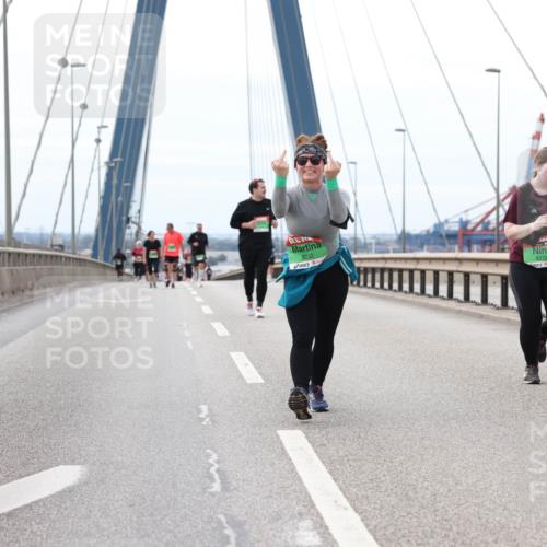 03.10.2025 - Köhlbrandbrückenlauf Lena Gebhardt http://msf.ph/oto/9131537 03.10.2025 16:08:17 Position 2 8232, 8273 meine-sportfotos.de