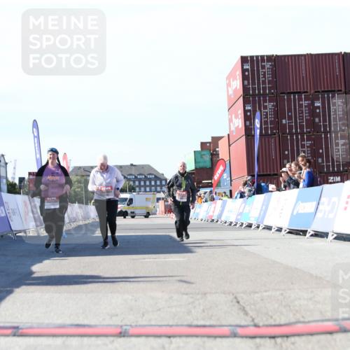 03.10.2025 - Köhlbrandbrückenlauf Jannik Wohlers http://msf.ph/oto/9131566 03.10.2025 13:50:46 Ziel 5323, 5595, 5608, 5992 meine-sportfotos.de