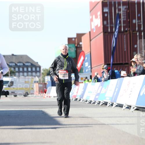 03.10.2025 - Köhlbrandbrückenlauf Jannik Wohlers http://msf.ph/oto/9131570 03.10.2025 13:50:47 Ziel 5323, 5472, 5595, 5608, 5992 meine-sportfotos.de