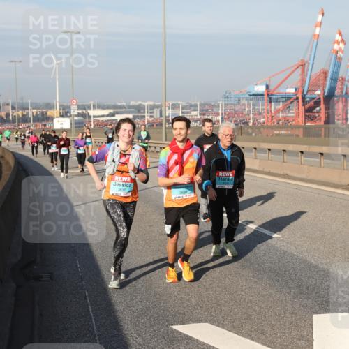 03.10.2025 - Köhlbrandbrückenlauf Yannick Fuchs http://msf.ph/oto/9131579 03.10.2025 09:03:40 Position 2 3637, 3639 meine-sportfotos.de