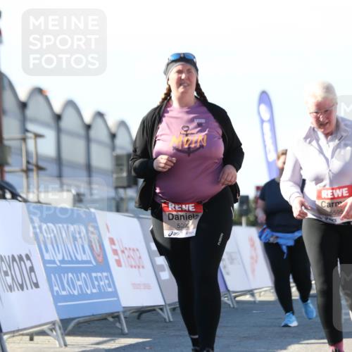 03.10.2025 - Köhlbrandbrückenlauf Jannik Wohlers http://msf.ph/oto/9131590 03.10.2025 13:50:49 Ziel 4851, 5472, 5595, 5608, 5992 meine-sportfotos.de