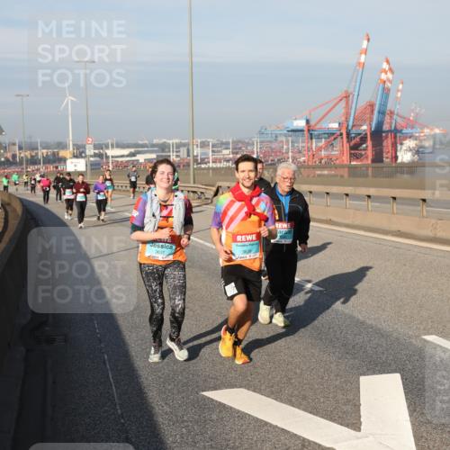 03.10.2025 - Köhlbrandbrückenlauf Yannick Fuchs http://msf.ph/oto/9131594 03.10.2025 09:03:40 Position 2 3639, 3637 meine-sportfotos.de