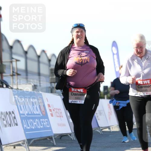 03.10.2025 - Köhlbrandbrückenlauf Jannik Wohlers http://msf.ph/oto/9131596 03.10.2025 13:50:49 Ziel 4851, 5472, 5595, 5608, 5992 meine-sportfotos.de