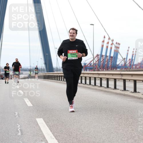 03.10.2025 - Köhlbrandbrückenlauf Lena Gebhardt http://msf.ph/oto/9131602 03.10.2025 16:08:23 Position 2 9523 meine-sportfotos.de