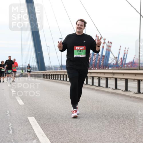 03.10.2025 - Köhlbrandbrückenlauf Lena Gebhardt http://msf.ph/oto/9131610 03.10.2025 16:08:24 Position 2 9523 meine-sportfotos.de