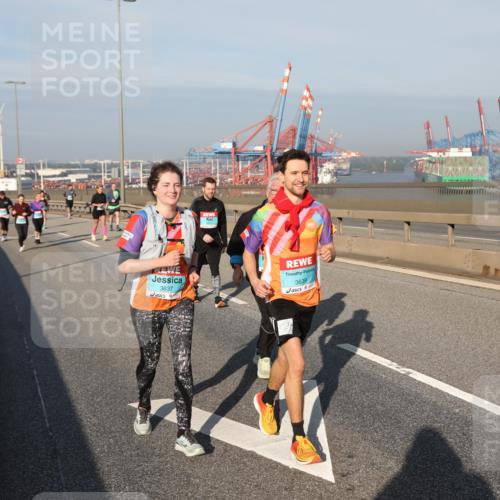 03.10.2025 - Köhlbrandbrückenlauf Yannick Fuchs http://msf.ph/oto/9131613 03.10.2025 09:03:41 Position 2 3637, 3639 meine-sportfotos.de