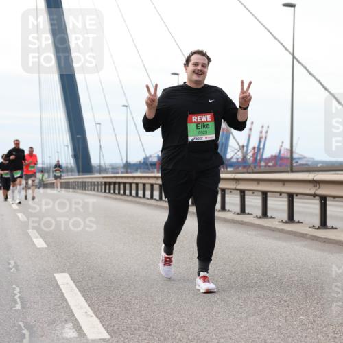 03.10.2025 - Köhlbrandbrückenlauf Lena Gebhardt http://msf.ph/oto/9131617 03.10.2025 16:08:24 Position 2 9523 meine-sportfotos.de