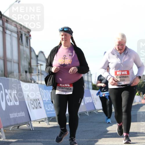 03.10.2025 - Köhlbrandbrückenlauf Jannik Wohlers http://msf.ph/oto/9131618 03.10.2025 13:50:50 Ziel 4851, 5472, 5595, 5608, 5992 meine-sportfotos.de