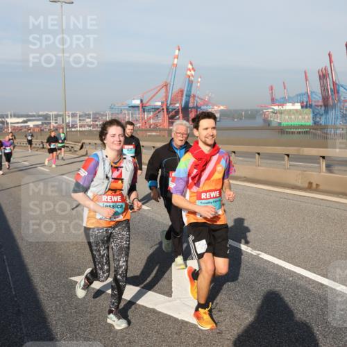 03.10.2025 - Köhlbrandbrückenlauf Yannick Fuchs http://msf.ph/oto/9131619 03.10.2025 09:03:41 Position 2  meine-sportfotos.de