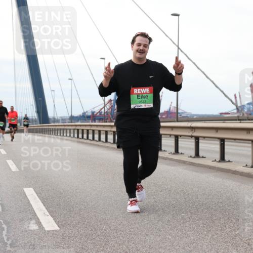 03.10.2025 - Köhlbrandbrückenlauf Lena Gebhardt http://msf.ph/oto/9131624 03.10.2025 16:08:25 Position 2 9523 meine-sportfotos.de