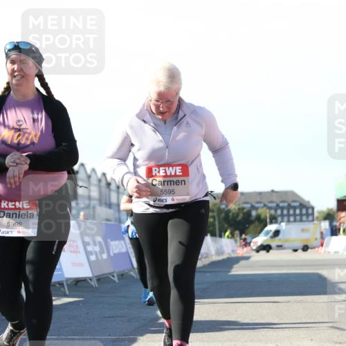 03.10.2025 - Köhlbrandbrückenlauf Jannik Wohlers http://msf.ph/oto/9131628 03.10.2025 13:50:51 Ziel 4851, 5472, 5595, 5608, 5992 meine-sportfotos.de