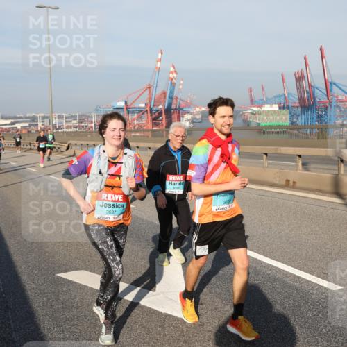 03.10.2025 - Köhlbrandbrückenlauf Yannick Fuchs http://msf.ph/oto/9131629 03.10.2025 09:03:42 Position 2 3637, 3096, 3639 meine-sportfotos.de