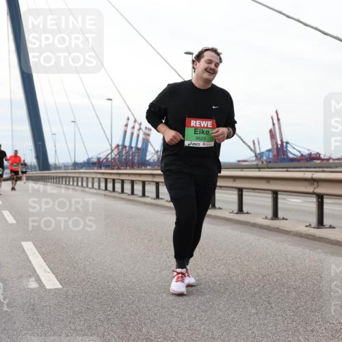 03.10.2025 - Köhlbrandbrückenlauf Lena Gebhardt http://msf.ph/oto/9131630 03.10.2025 16:08:25 Position 2 9523 meine-sportfotos.de