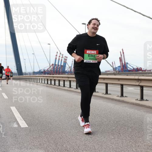 03.10.2025 - Köhlbrandbrückenlauf Lena Gebhardt http://msf.ph/oto/9131631 03.10.2025 16:08:25 Position 2 9523 meine-sportfotos.de