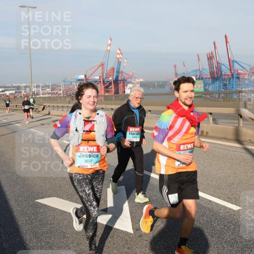 03.10.2025 - Köhlbrandbrückenlauf Yannick Fuchs http://msf.ph/oto/9131634 03.10.2025 09:03:42 Position 2 3637, 3096 meine-sportfotos.de