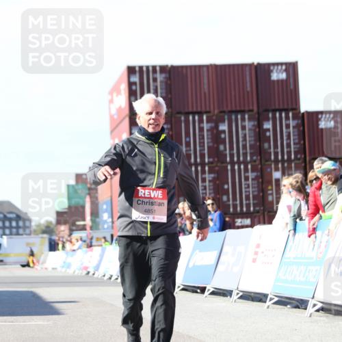 03.10.2025 - Köhlbrandbrückenlauf Jannik Wohlers http://msf.ph/oto/9131644 03.10.2025 13:50:53 Ziel 4851, 5472, 5595, 5992 meine-sportfotos.de