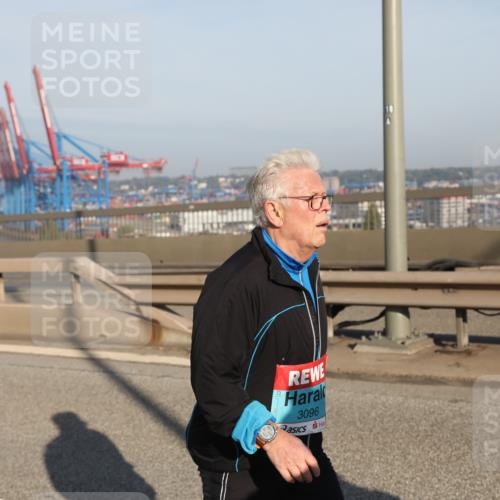03.10.2025 - Köhlbrandbrückenlauf Yannick Fuchs http://msf.ph/oto/9131645 03.10.2025 09:03:43 Position 2 3096 meine-sportfotos.de