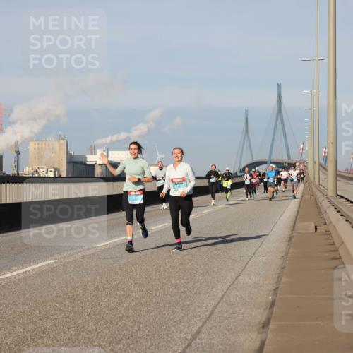 03.10.2025 - Köhlbrandbrückenlauf Lena Gebhardt http://msf.ph/oto/9131654 03.10.2025 09:50:04 Position 2  meine-sportfotos.de