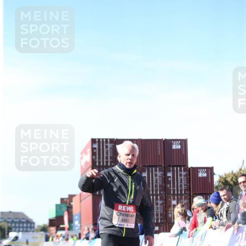03.10.2025 - Köhlbrandbrückenlauf Jannik Wohlers http://msf.ph/oto/9131659 03.10.2025 13:50:54 Ziel 4851, 5472, 5595, 5992 meine-sportfotos.de