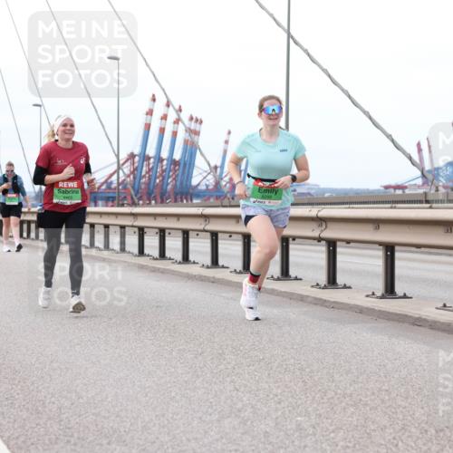 03.10.2025 - Köhlbrandbrückenlauf Lena Gebhardt http://msf.ph/oto/9131710 03.10.2025 16:08:40 Position 2 9465, 8298 meine-sportfotos.de