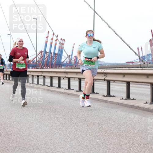 03.10.2025 - Köhlbrandbrückenlauf Lena Gebhardt http://msf.ph/oto/9131715 03.10.2025 16:08:40 Position 2 9465, 8298 meine-sportfotos.de