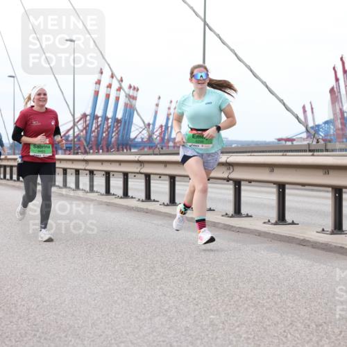 03.10.2025 - Köhlbrandbrückenlauf Lena Gebhardt http://msf.ph/oto/9131716 03.10.2025 16:08:40 Position 2 9465, 8298 meine-sportfotos.de