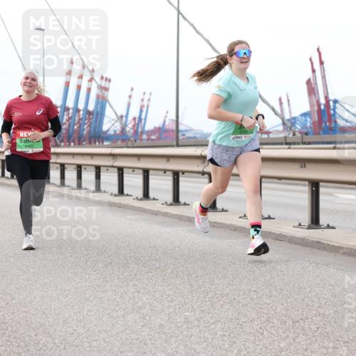 03.10.2025 - Köhlbrandbrückenlauf Lena Gebhardt http://msf.ph/oto/9131721 03.10.2025 16:08:40 Position 2 9465, 8298 meine-sportfotos.de