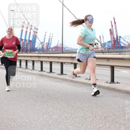 03.10.2025 - Köhlbrandbrückenlauf Lena Gebhardt http://msf.ph/oto/9131725 03.10.2025 16:08:40 Position 2 9465 meine-sportfotos.de