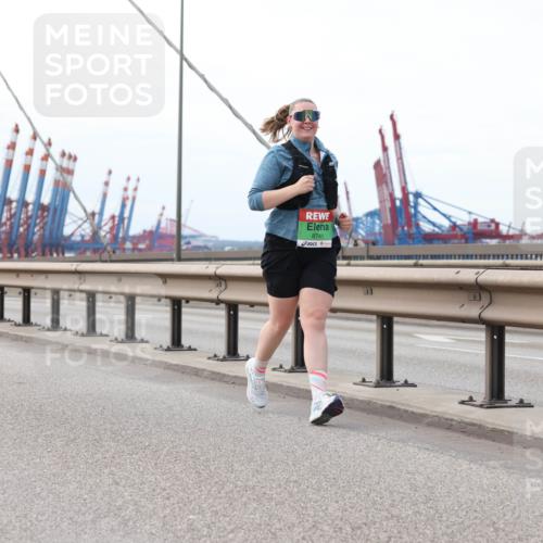 03.10.2025 - Köhlbrandbrückenlauf Lena Gebhardt http://msf.ph/oto/9131757 03.10.2025 16:08:49 Position 2 87411 meine-sportfotos.de