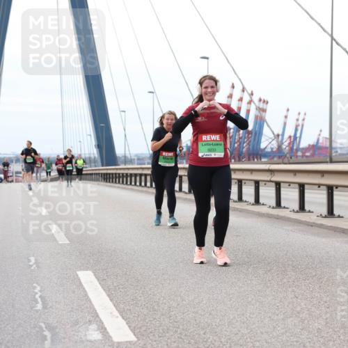 03.10.2025 - Köhlbrandbrückenlauf Lena Gebhardt http://msf.ph/oto/9131840 03.10.2025 16:08:56 Position 2 9233 meine-sportfotos.de