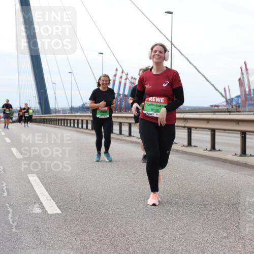 03.10.2025 - Köhlbrandbrückenlauf Lena Gebhardt http://msf.ph/oto/9131875 03.10.2025 16:08:57 Position 2 9233 meine-sportfotos.de