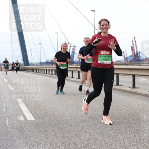 03.10.2025 - Köhlbrandbrückenlauf Lena Gebhardt http://msf.ph/oto/9131883 03.10.2025 16:08:57 Position 2 9233 meine-sportfotos.de