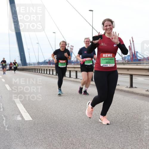03.10.2025 - Köhlbrandbrückenlauf Lena Gebhardt http://msf.ph/oto/9131893 03.10.2025 16:08:57 Position 2 15, 9233 meine-sportfotos.de