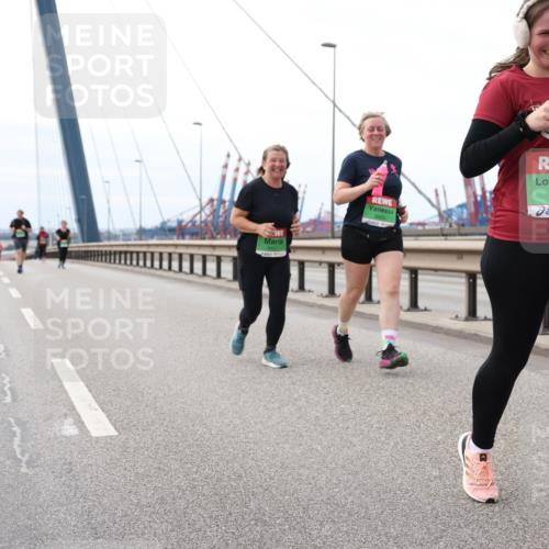 03.10.2025 - Köhlbrandbrückenlauf Lena Gebhardt http://msf.ph/oto/9131908 03.10.2025 16:08:58 Position 2 9233 meine-sportfotos.de