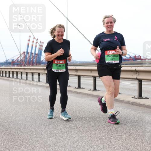 03.10.2025 - Köhlbrandbrückenlauf Lena Gebhardt http://msf.ph/oto/9131921 03.10.2025 16:08:59 Position 2 8431, 8405 meine-sportfotos.de