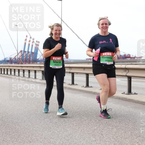 03.10.2025 - Köhlbrandbrückenlauf Lena Gebhardt http://msf.ph/oto/9131924 03.10.2025 16:08:59 Position 2 8431, 8405 meine-sportfotos.de