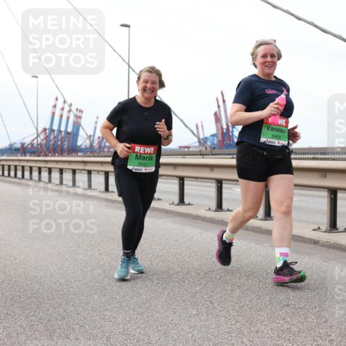03.10.2025 - Köhlbrandbrückenlauf Lena Gebhardt http://msf.ph/oto/9131928 03.10.2025 16:08:59 Position 2 8431, 8405 meine-sportfotos.de