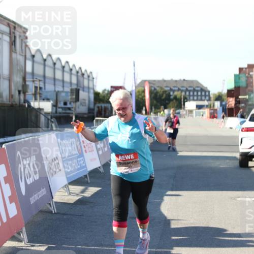 03.10.2025 - Köhlbrandbrückenlauf Jannik Wohlers http://msf.ph/oto/9131940 03.10.2025 13:54:04 Ziel 5603, 5819, 6529, 6549 meine-sportfotos.de