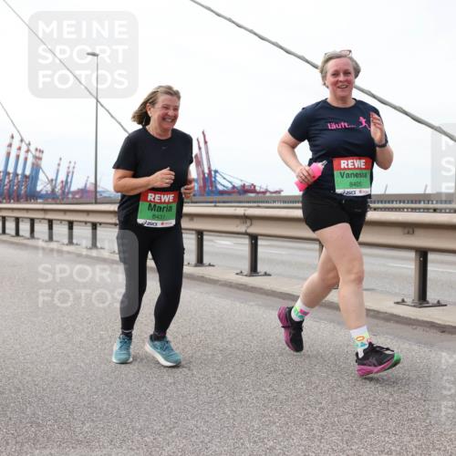 03.10.2025 - Köhlbrandbrückenlauf Lena Gebhardt http://msf.ph/oto/9131942 03.10.2025 16:08:59 Position 2 8431, 8405 meine-sportfotos.de