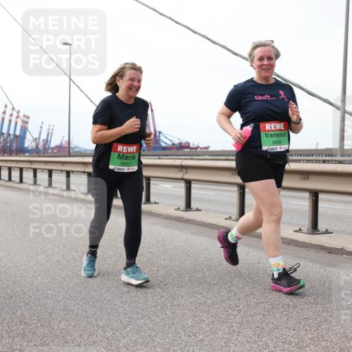 03.10.2025 - Köhlbrandbrückenlauf Lena Gebhardt http://msf.ph/oto/9131947 03.10.2025 16:08:59 Position 2 8431, 8405 meine-sportfotos.de