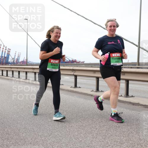03.10.2025 - Köhlbrandbrückenlauf Lena Gebhardt http://msf.ph/oto/9131951 03.10.2025 16:08:59 Position 2 8431, 8405 meine-sportfotos.de