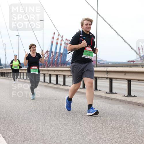 03.10.2025 - Köhlbrandbrückenlauf Lena Gebhardt http://msf.ph/oto/9131981 03.10.2025 16:09:08 Position 2 8738 meine-sportfotos.de