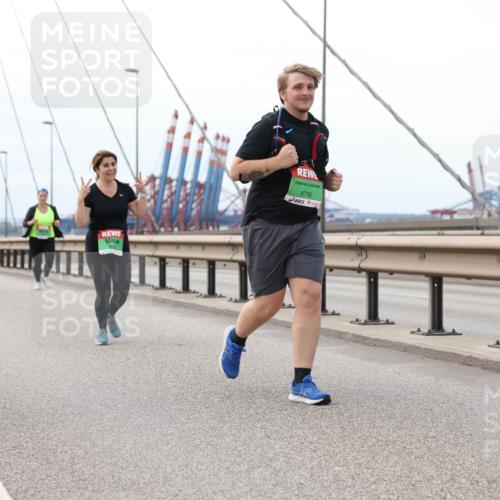 03.10.2025 - Köhlbrandbrückenlauf Lena Gebhardt http://msf.ph/oto/9131987 03.10.2025 16:09:08 Position 2 8738 meine-sportfotos.de